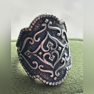 925 Israel Stamped ornate sterling silver ring featuring a detailed scrollwork